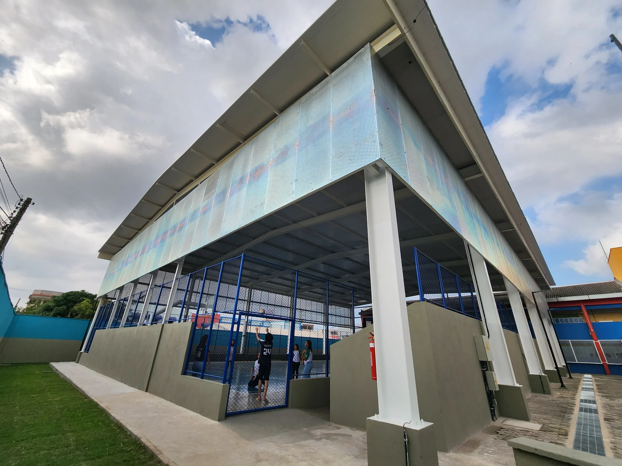 Quadra esportiva coberta reconstruída da EEEFM Benício Gonçalves