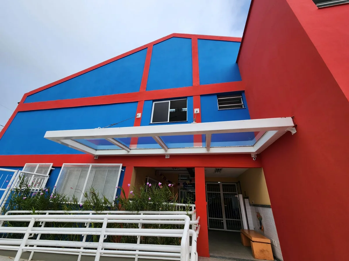 Fachada do prédio escolar com nova pintura e marquise de acesso