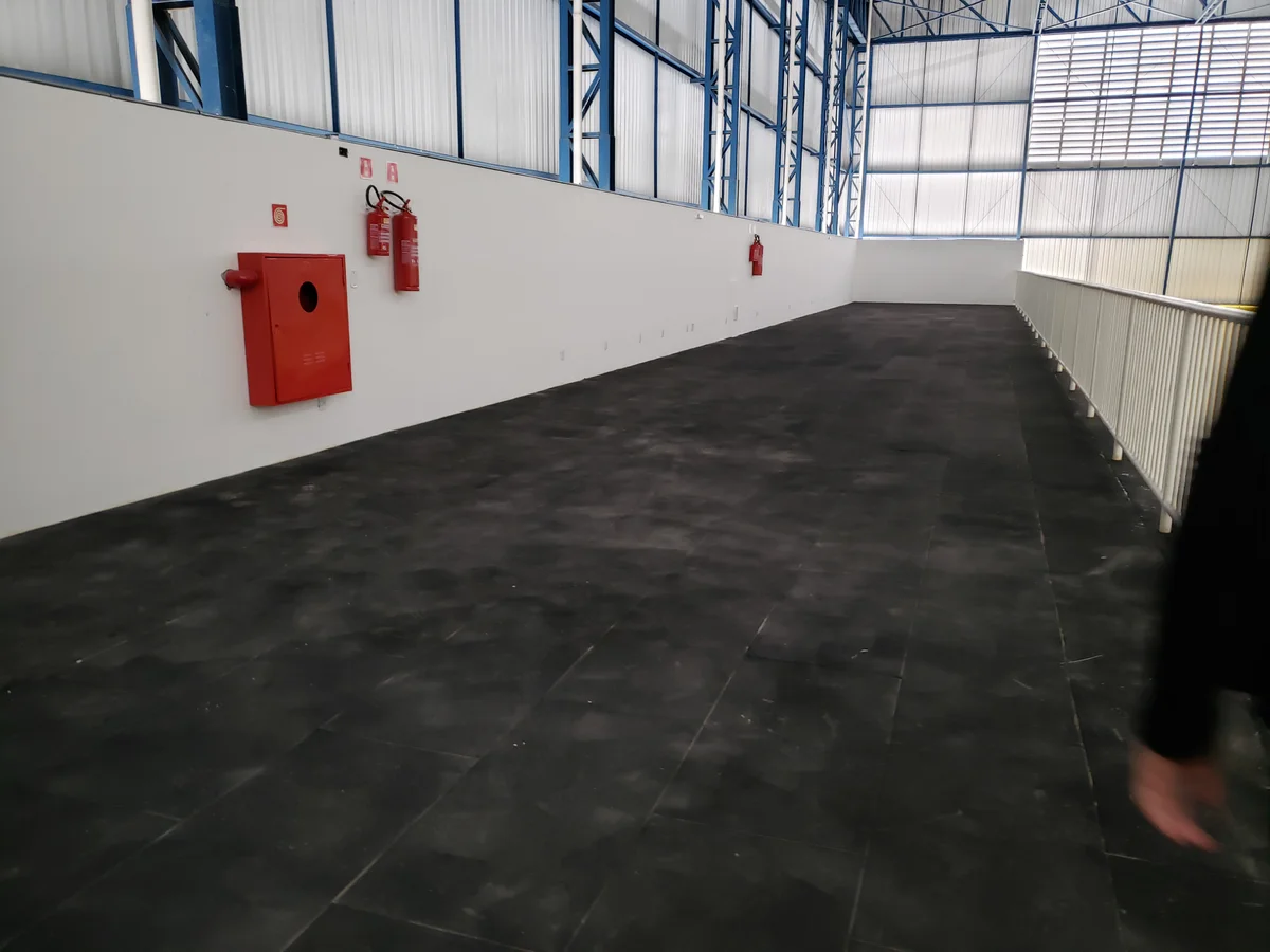 Área com piso emborrachado e equipamentos de combate a incêndio