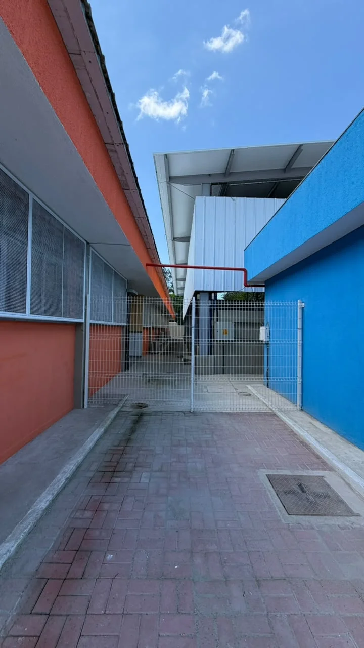Acesso entre o bloco escolar e a quadra poliesportiva