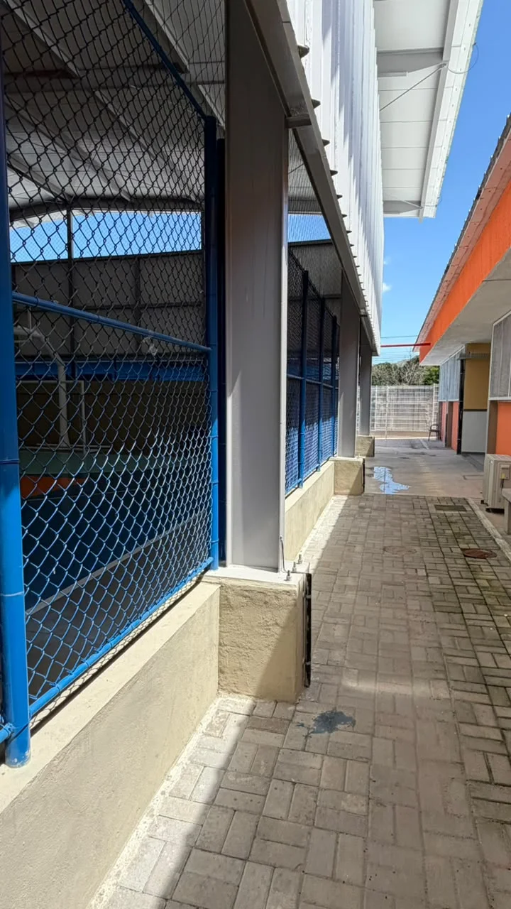 Alambrado e cobertura metálica da quadra poliesportiva