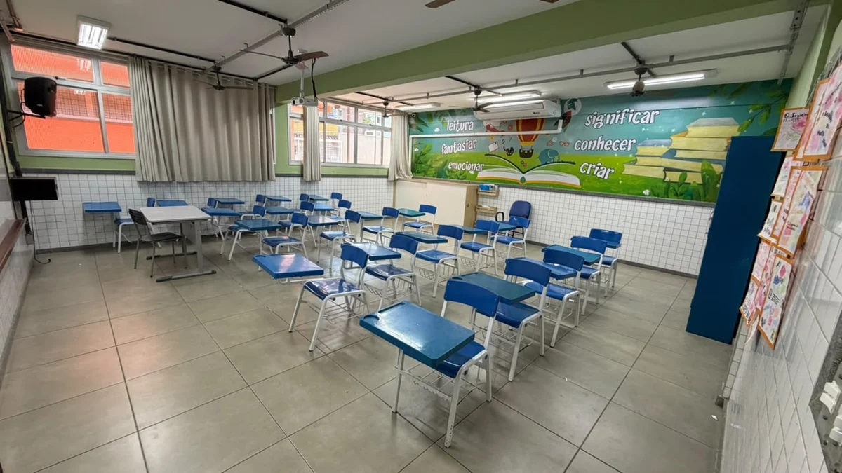 Sala de aula reformada com climatização e acabamentos novos