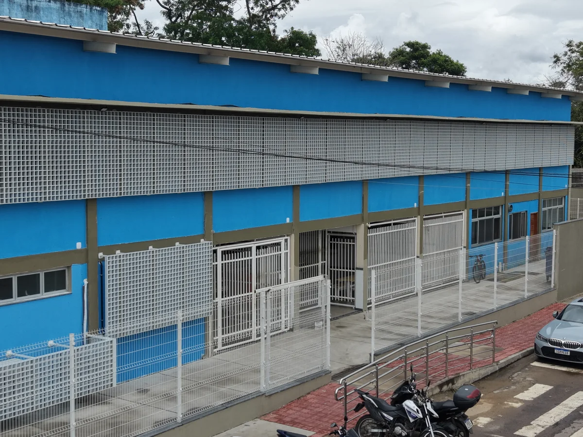Fachada do bloco escolar com gradis e esquadrias novas