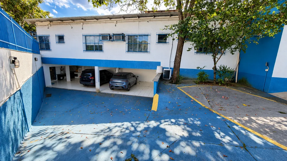 Pátio coberto da sede da Deck Construtora
